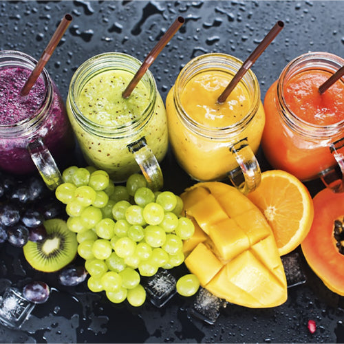 Los beneficios revitalizantes de tomar jugos frescos en la mañana.